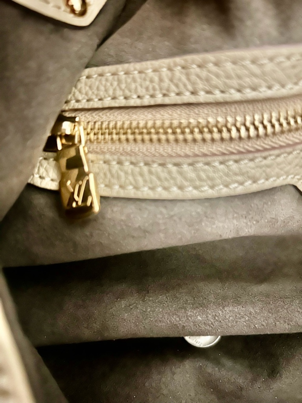 Louis Vuitton Mahina hobo - Picture 9 of 10